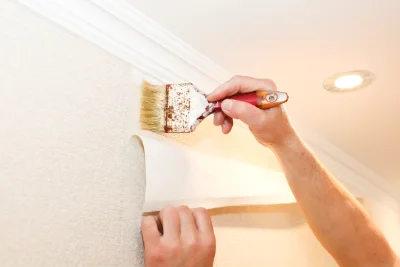 Pose de papier peint à Lucéram — revêtements muraux et toiles de verre